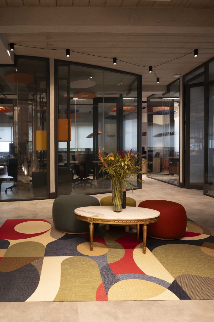 Luzes, cores e formas transformam projeto corporativo