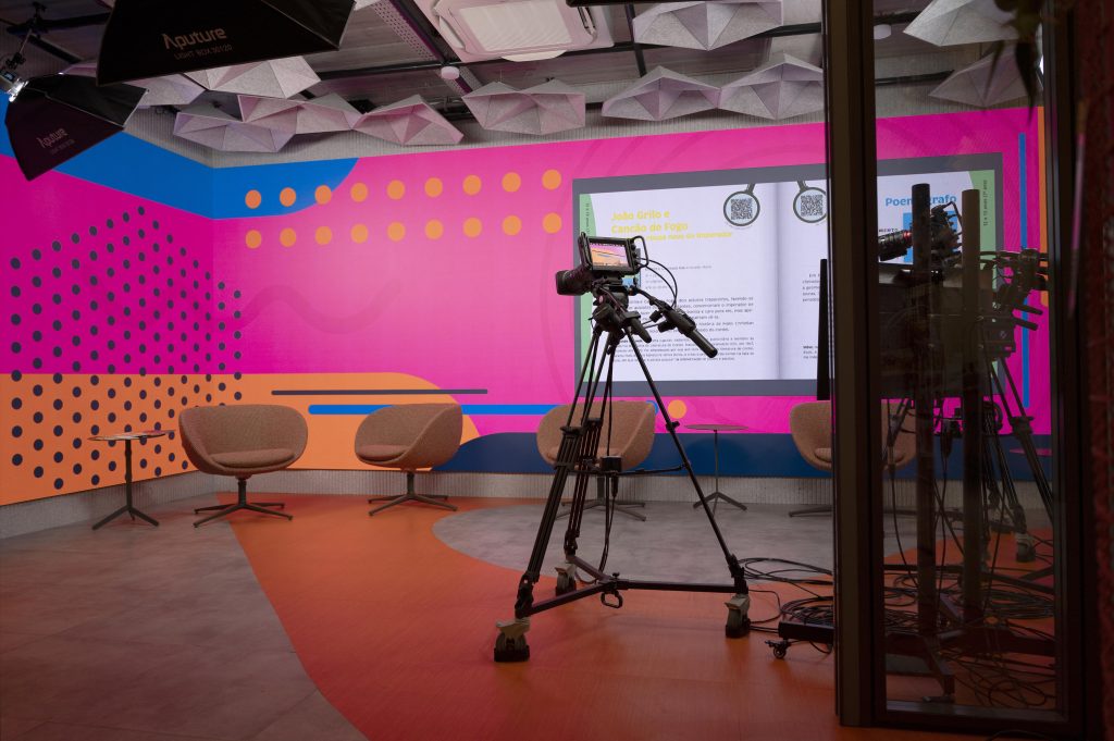 Luzes, cores e formas transformam projeto corporativo