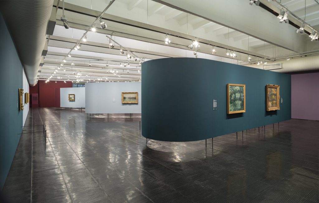 Exposição no MASP traz experiência sensorial com tons da Coral