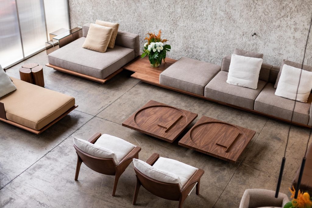 Decameron apresenta mesas da coleção Porto que entregam leveza e versatilidade