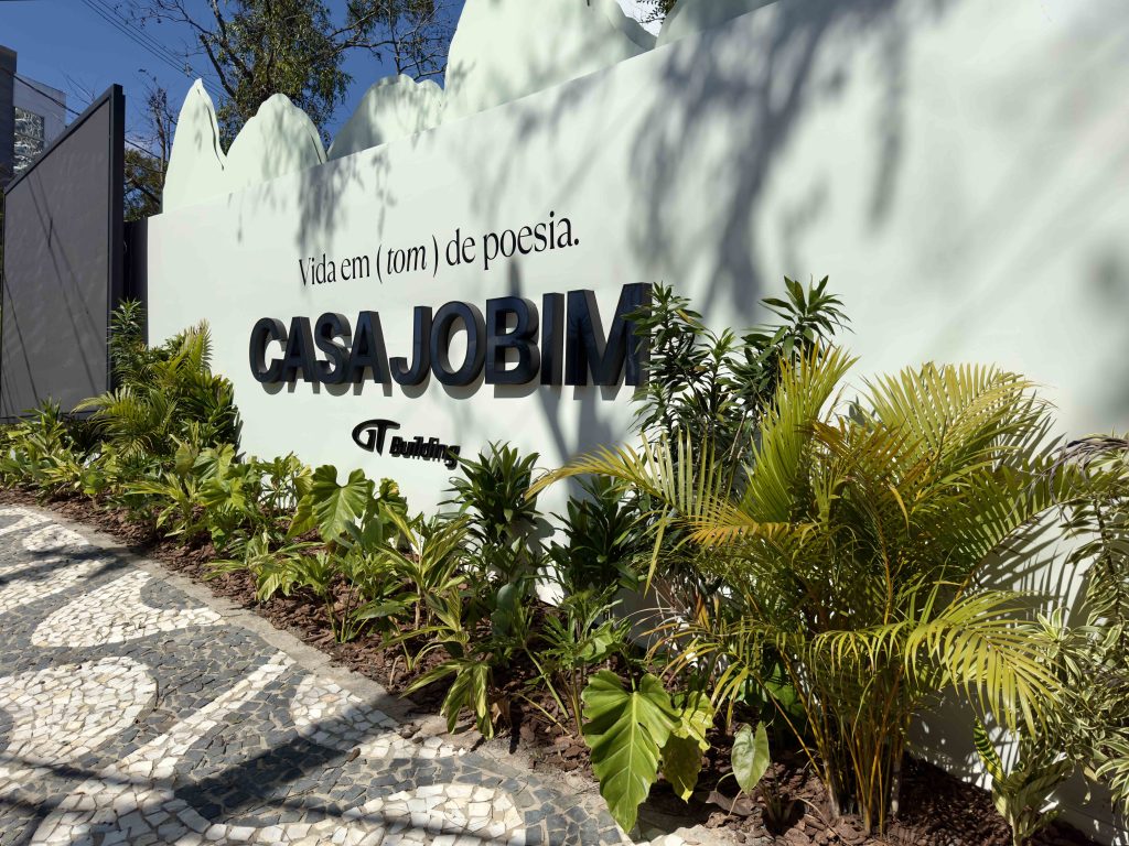 Tapumes são transformados em plataformas de arte, cultura e acolhimento