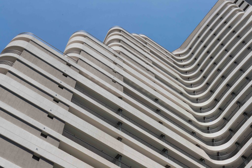 Downtown Nova República une sobriedade urbana e vibração humana