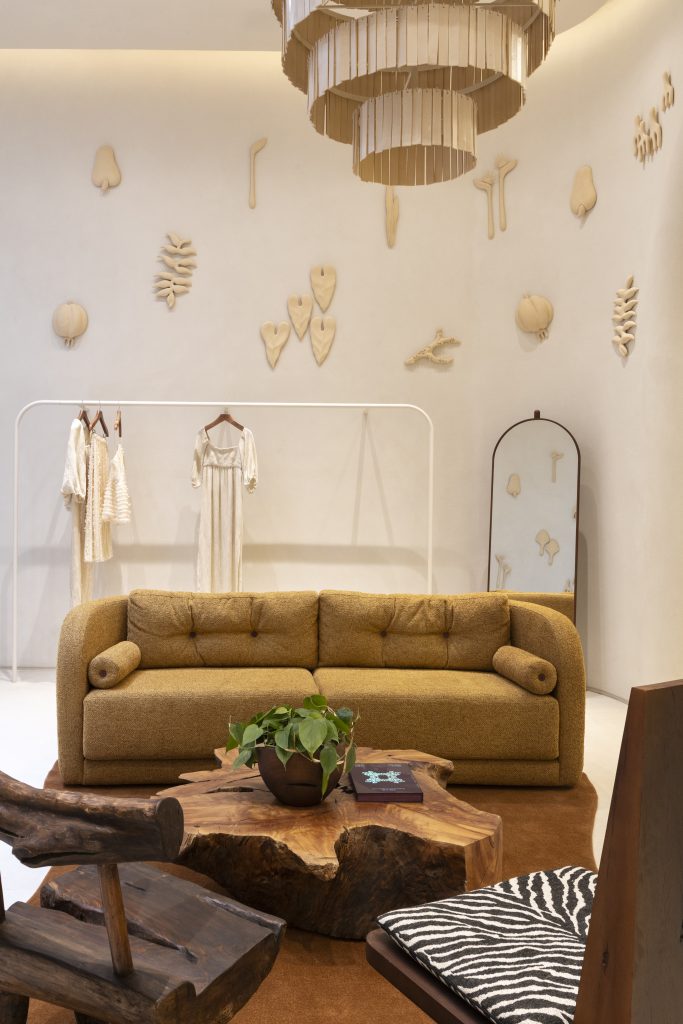 CRIS BARROS reabre Flagship onde arquitetura, arte e natureza se entrelaçam