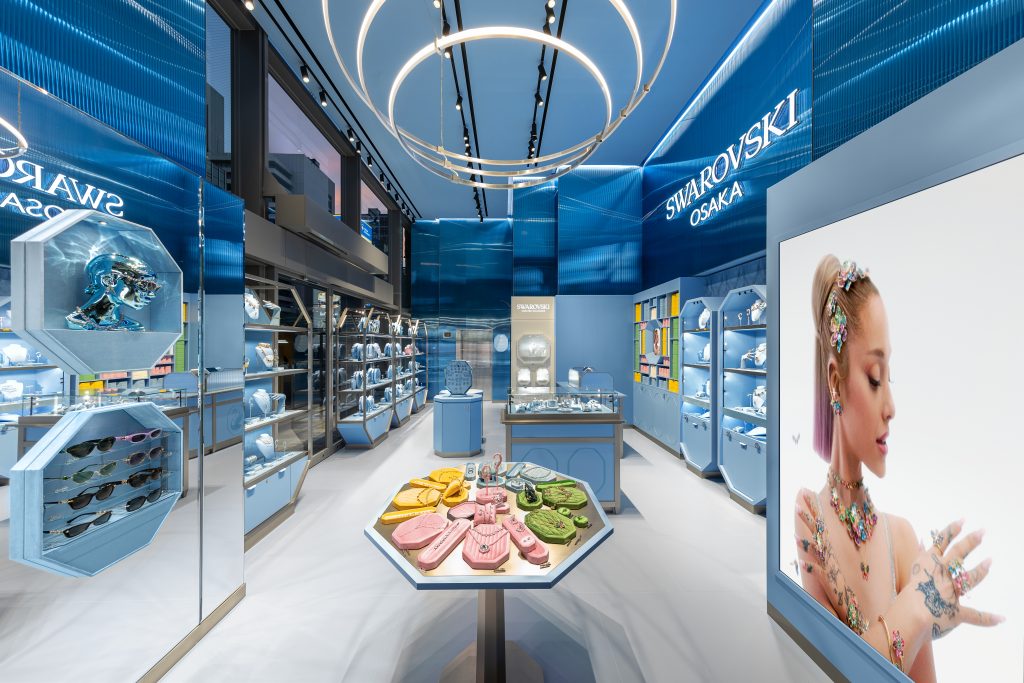 Swarovski abre espaço monumental no Japão com design futurista