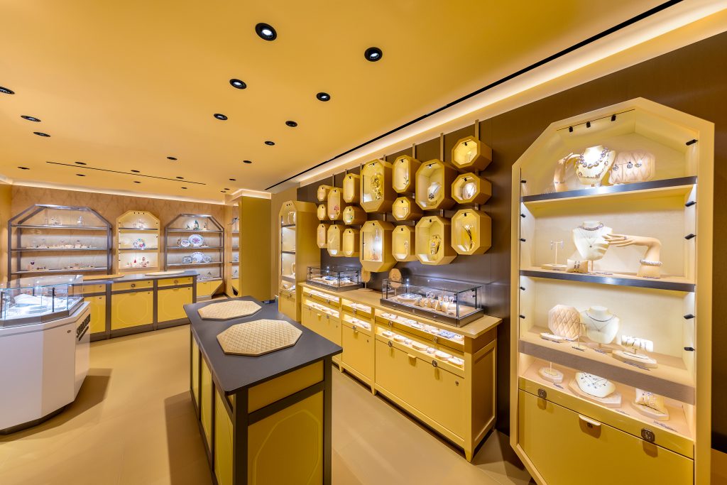 Swarovski abre espaço monumental no Japão com design futurista