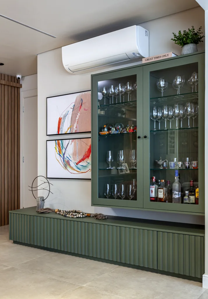 Verde-oliva transforma interiores com elegância e versatilidade