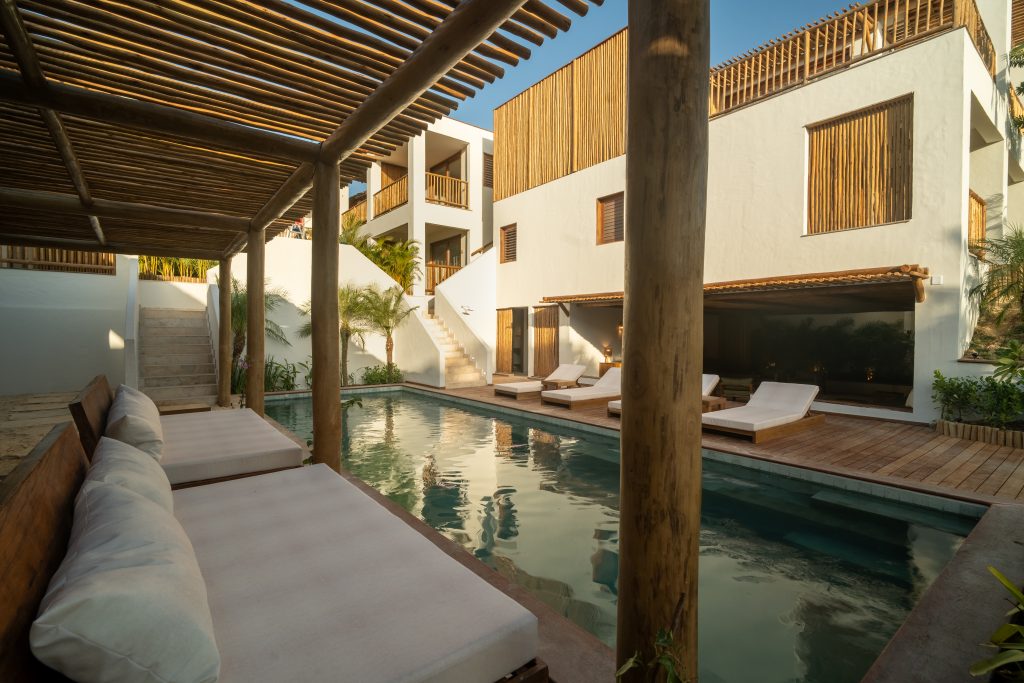 Villa Tapi aposta em design tropical e integração com natureza em Jericoacoara