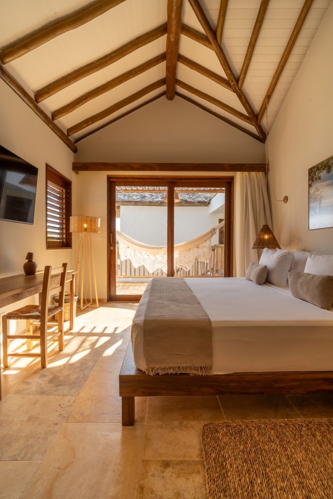 Villa Tapi aposta em design tropical e integração com natureza em Jericoacoara