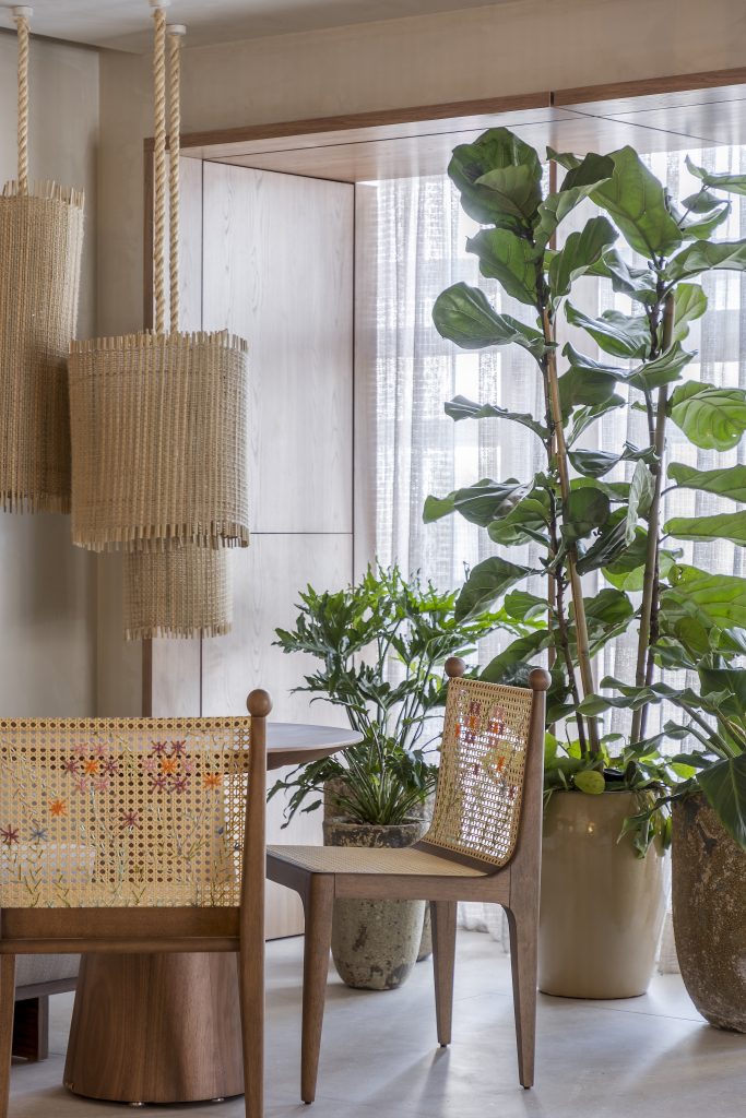 Madeira, fibras e cerâmica moldam o Natural Chic na decoração