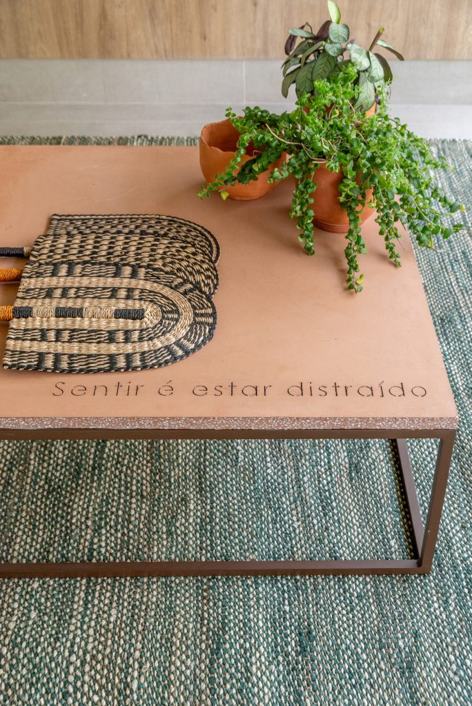 Madeira, fibras e cerâmica moldam o Natural Chic na decoração