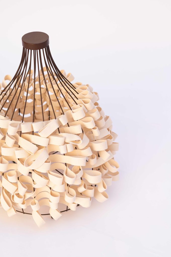 Designer Cris Marzagão inaugura espaço voltado à criação e exposição de peças autorais