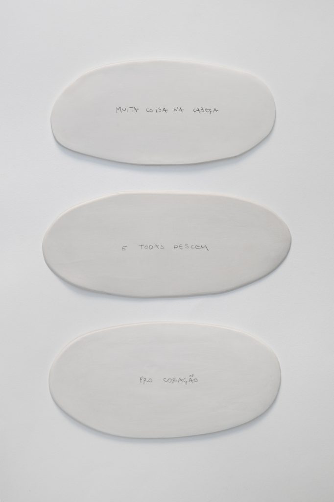 Exposição convida visitante a explorar o invisível através de pinturas e instalações