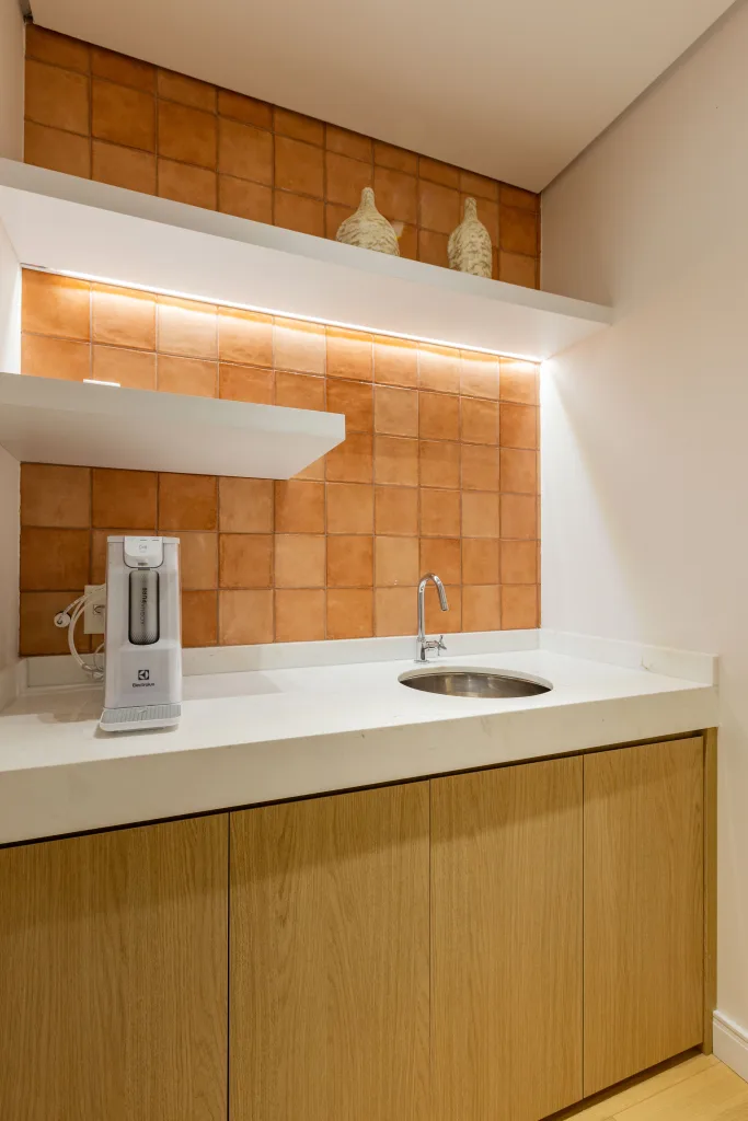 Cozinhas modernas adotam o charme do backsplash