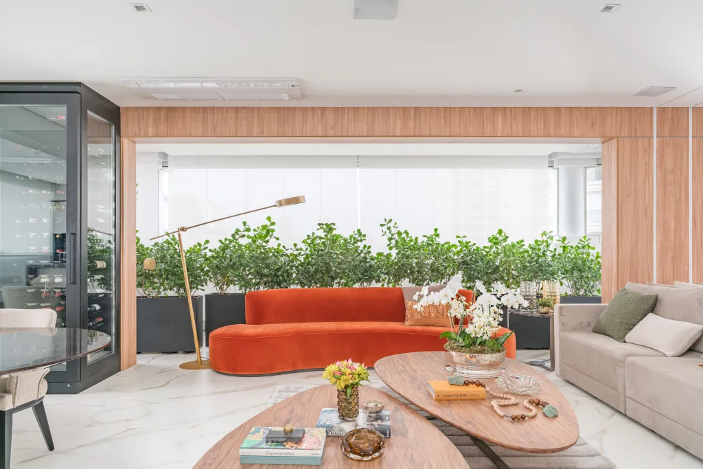 Cores vivas transformam sofás em destaque na decoração