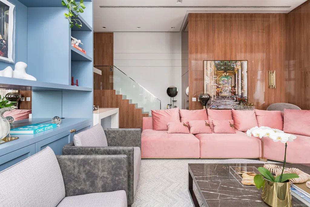 Cores vivas transformam sofás em destaque na decoração