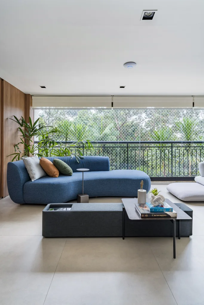 Cores vivas transformam sofás em destaque na decoração