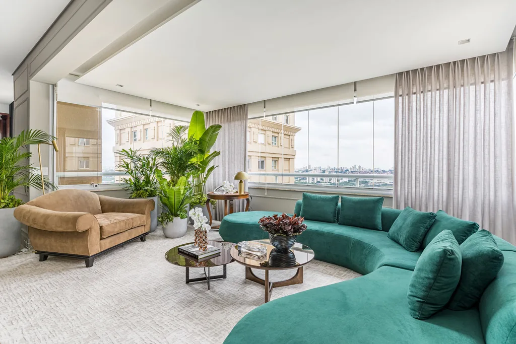 Cores vivas transformam sofás em destaque na decoração