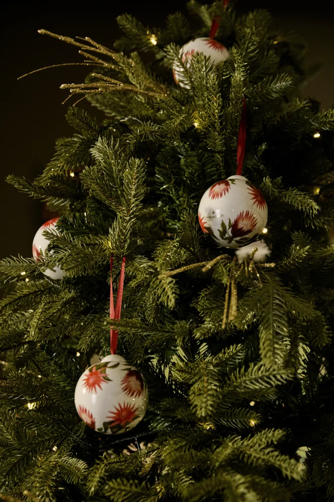 Tania Bulhões apresenta peças de Natal com inspiração botânica