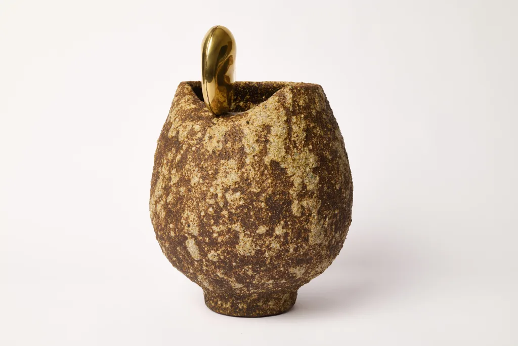 Peça brasileira Caju Tulipa é selecionada pela Mint Gallery de Londres