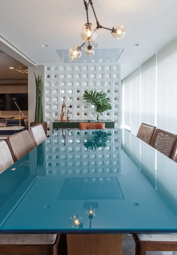 Inspire-se em projetos que usam divisórias de forma criativa