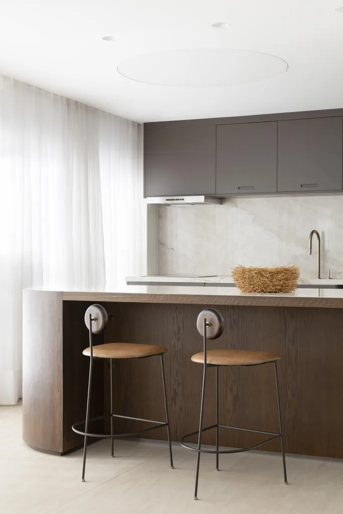 Tons escuros transformam ambientes interiores