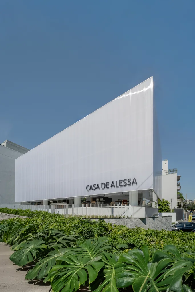 Casa de Alessa amplia espaço e destaca design brasileiro