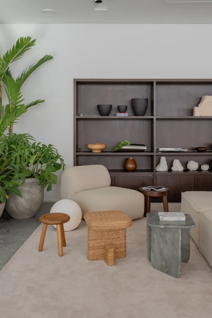 Casa de Alessa amplia espaço e destaca design brasileiro