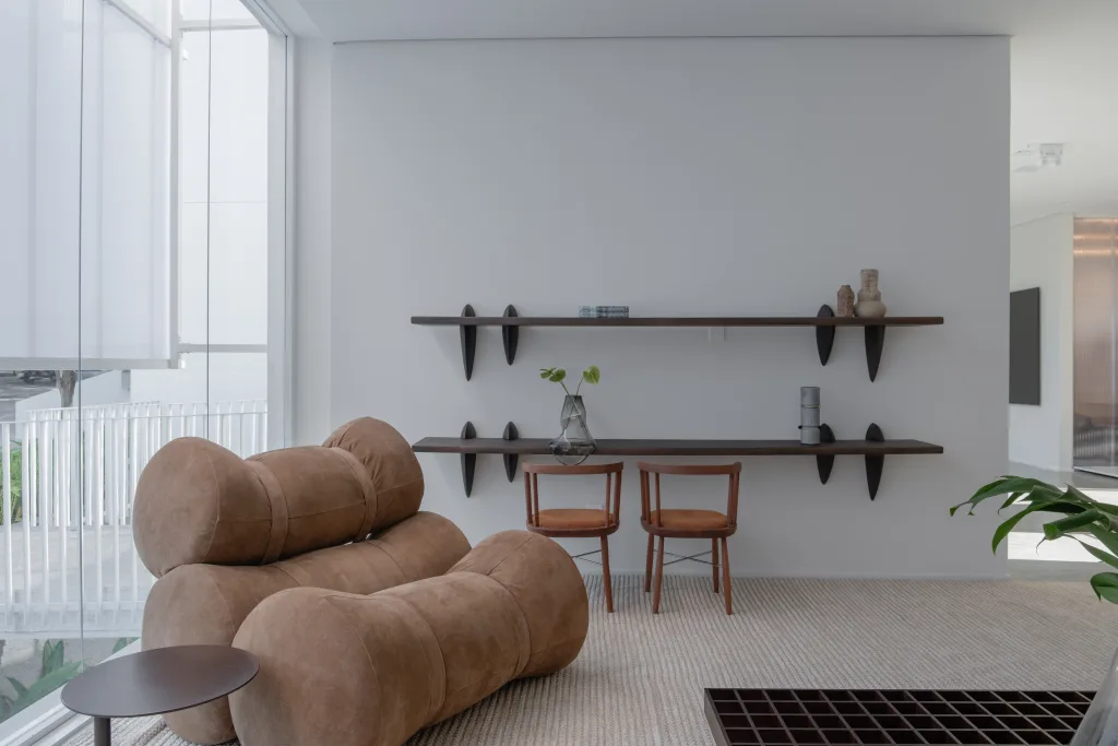 Casa de Alessa amplia espaço e destaca design brasileiro