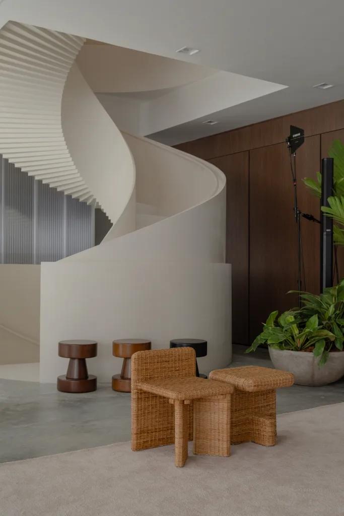 Casa de Alessa amplia espaço e destaca design brasileiro