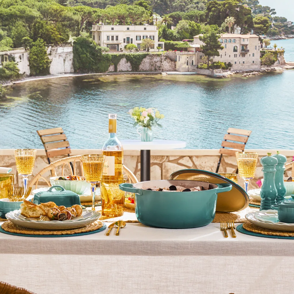 Le Creuset lança Bleu Riviera no Brasil