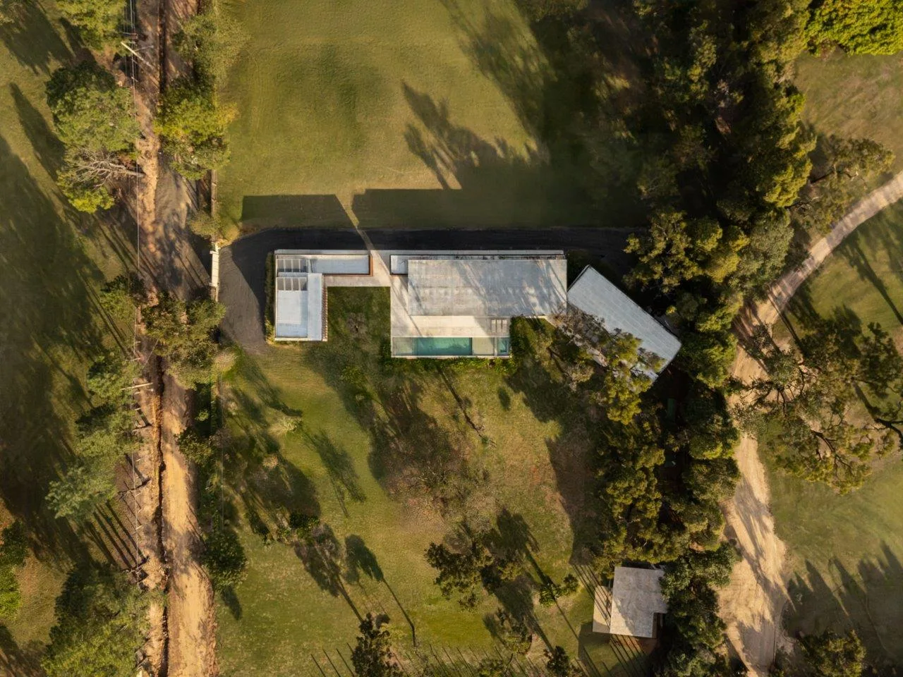 Casa CG valoriza árvore centenária e vista para o vale