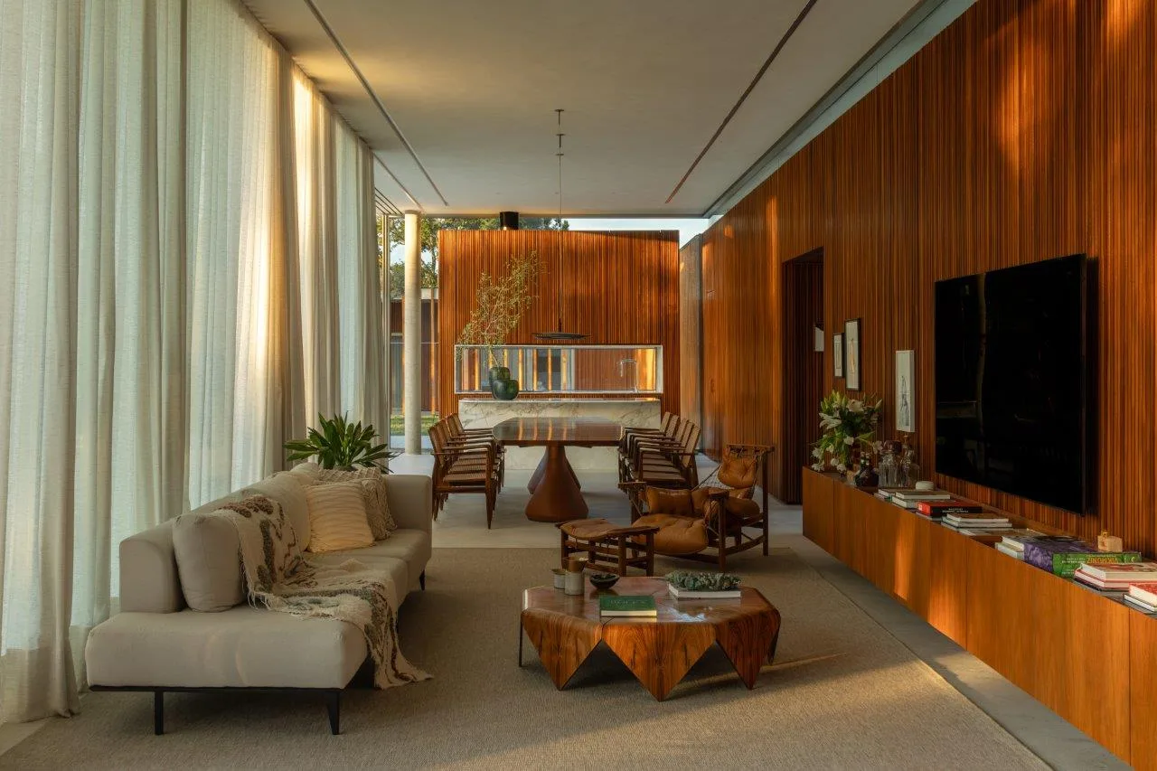 Casa CG valoriza árvore centenária e vista para o vale